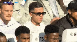 开云体育app-仍在队内停赛中！镜头给到墨镜版恩佐